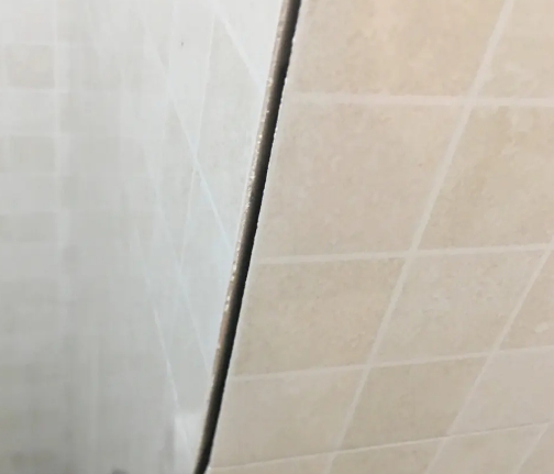梅列瓷砖空鼓维修公司分享阳台瓷砖脱落的修复过程可以分为以下几个步骤